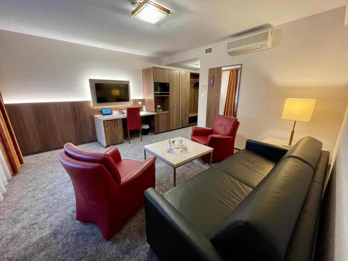 Hotel Merkur Ландщул Екстериор снимка