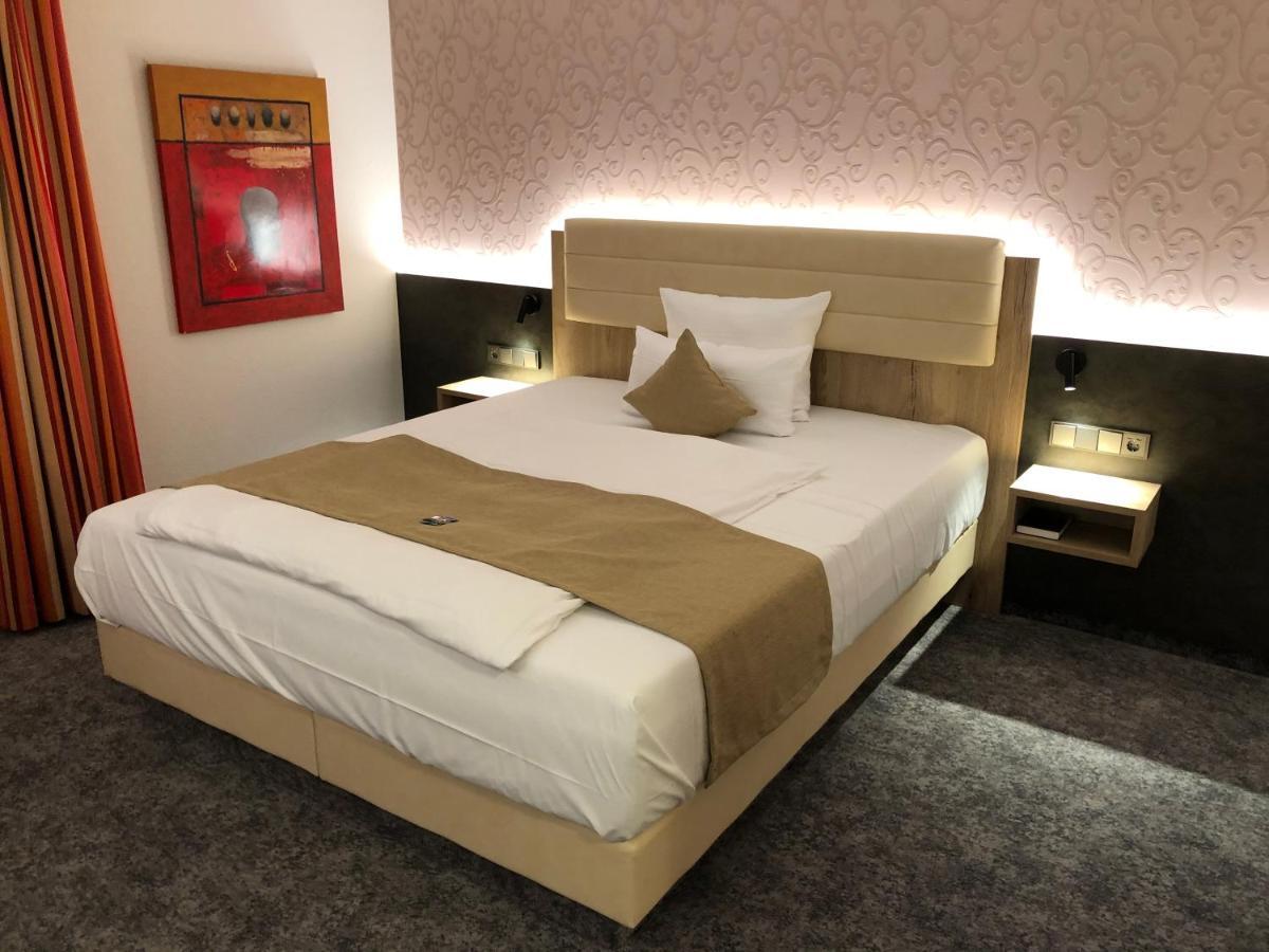 Hotel Merkur Ландщул Екстериор снимка