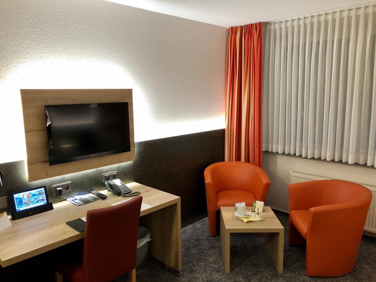 Hotel Merkur Ландщул Екстериор снимка